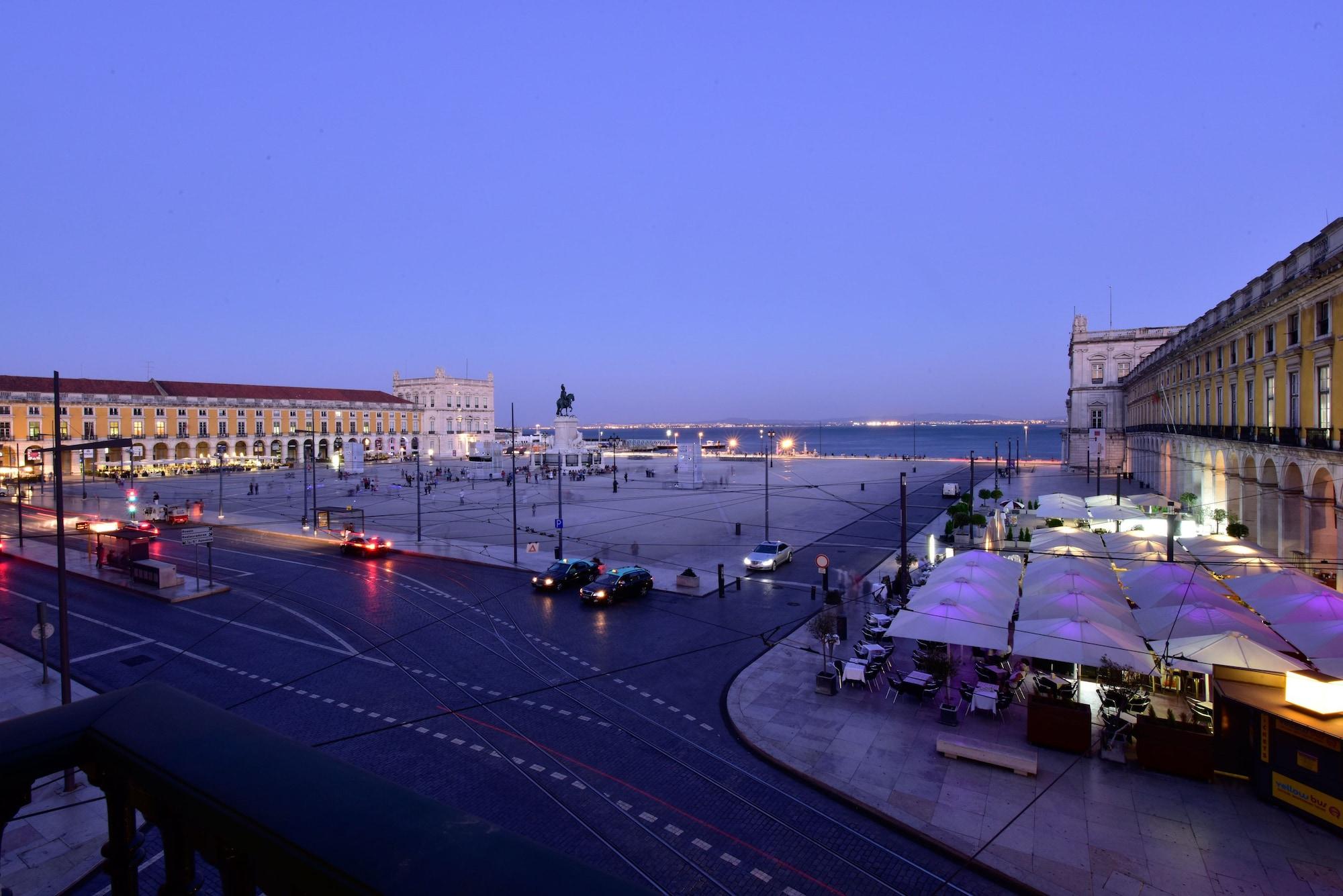Pousada De Lisboa - Small Luxury Hotels Of The World Екстериор снимка The Praça do Comércio at night