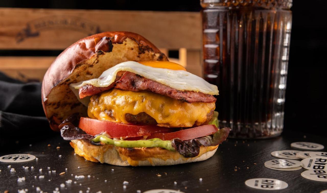 Pousada De Lisboa - Small Luxury Hotels Of The World Екстериор снимка A cheeseburger with bacon and egg