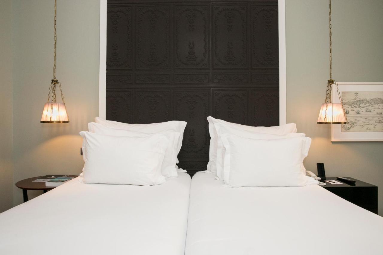 Pousada De Lisboa - Small Luxury Hotels Of The World Екстериор снимка A bed with two pillows
