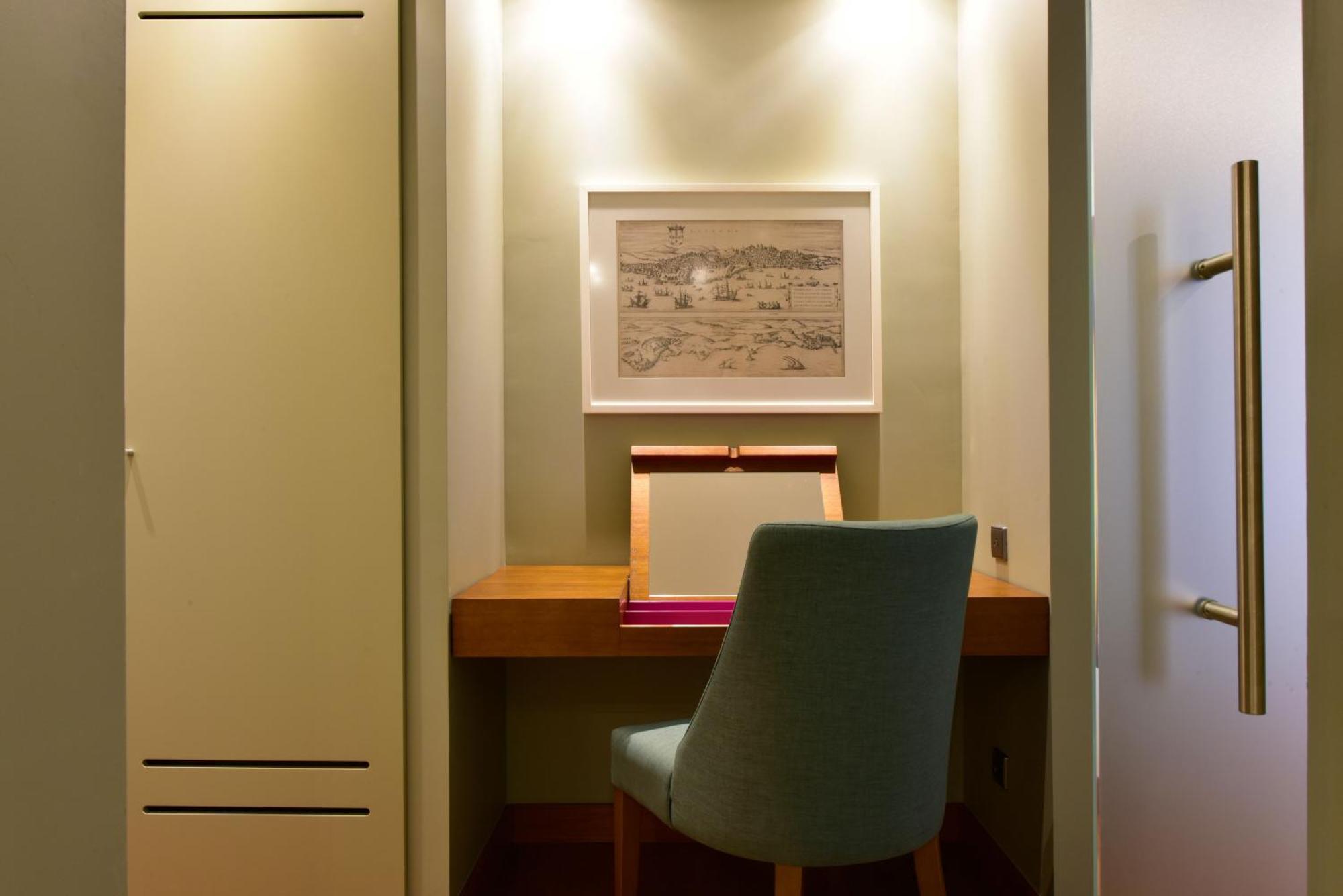 Pousada De Lisboa - Small Luxury Hotels Of The World Екстериор снимка A work desk in a hotel room
